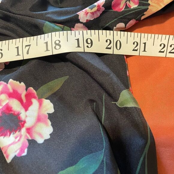 NWOT- Emery Rose Black Floral off-shoulder top - Picture 6 of 9